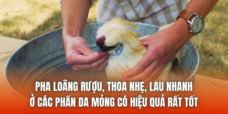 Pha loãng rượu, thoa nhẹ, lau nhanh ở các phần da mỏng có hiệu quả rất tốt